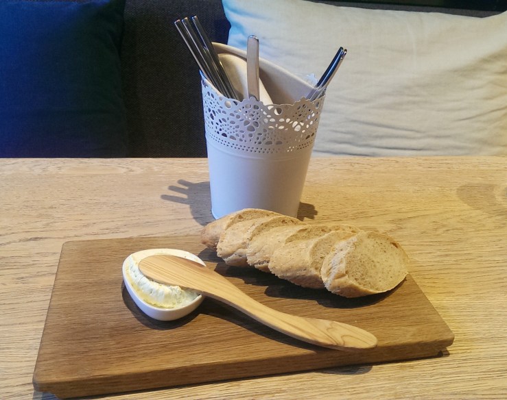 Льняной хлеб и масло. Flax seeds bread and butter.