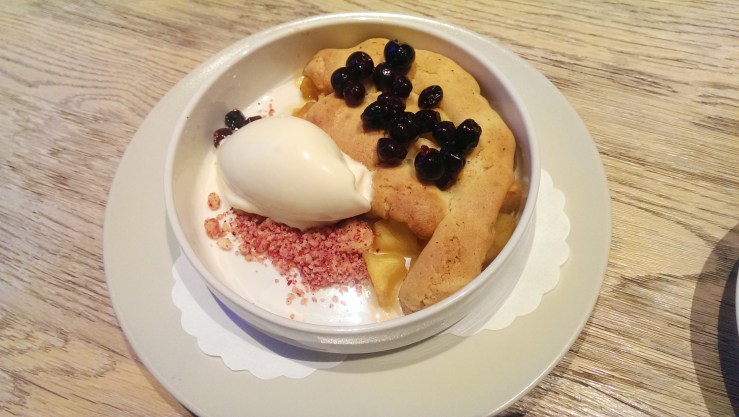 Яблочный пирог с тимьяновым мороженым. Apple pie with thyme ice-cream.