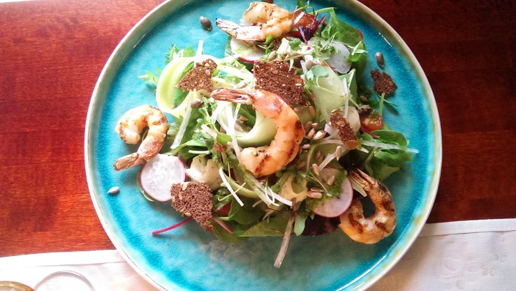 Фирменный салат Spot с креветками жаренными на гриле. Spot salad with grilled prawns.