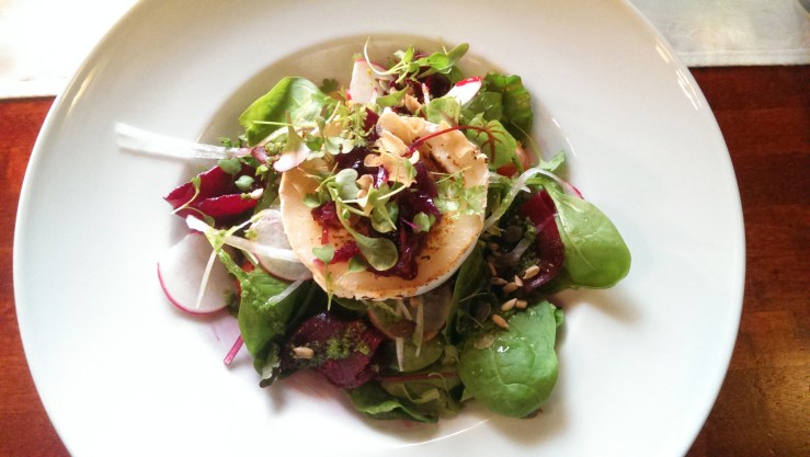 Салат с козьим сыром и луковым вареньем. Goat cheese salad with onion jam.