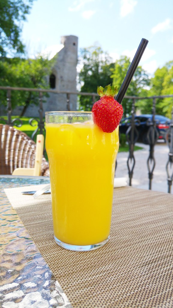 Апельсиновый сок с тоником. Orange juice with tonic.