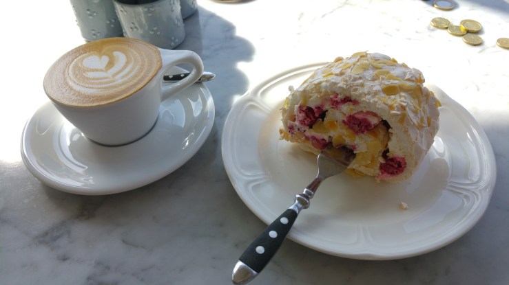 Капучино и безе с малиной.  Cappuccino and fluffy raspberry meringue roll.