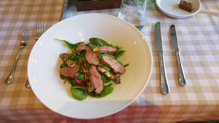 Листья шпината с жареной утиной грудкой. Spinach leaves with grilled duck breast.