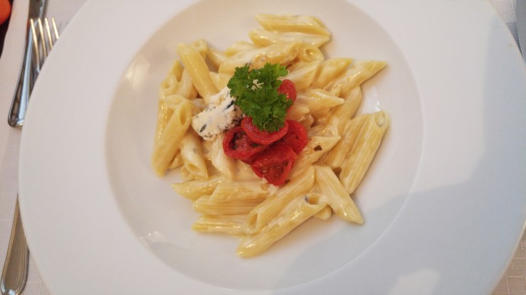 Паста с тремя видами сыра. Pasta with three cheese types.