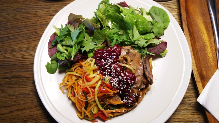 Гренка с утиным филе и овощами. Grenka with duck fillet and vegetables.