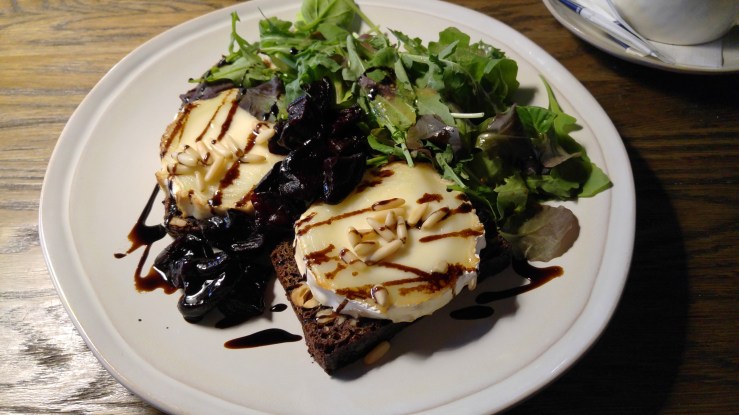 Гренка с запечённым козьим сыром. Grenka with baked goat cheese.