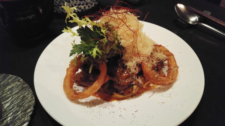 Приготовленная в воке оленина по-монгольски. Stir-fry Mongolian style venison.