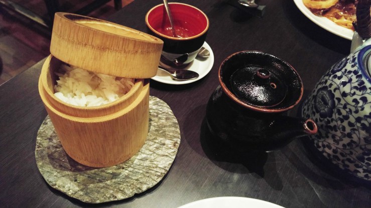 Рис и соевый соус к оленине. Rice and soy sauce for venison.