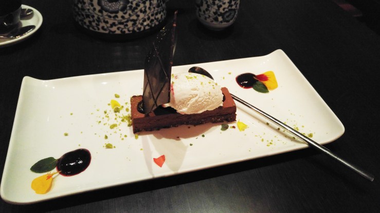 Пирожное с шоколадной халвой и мороженое. Chocolate halva cake with ice cream.